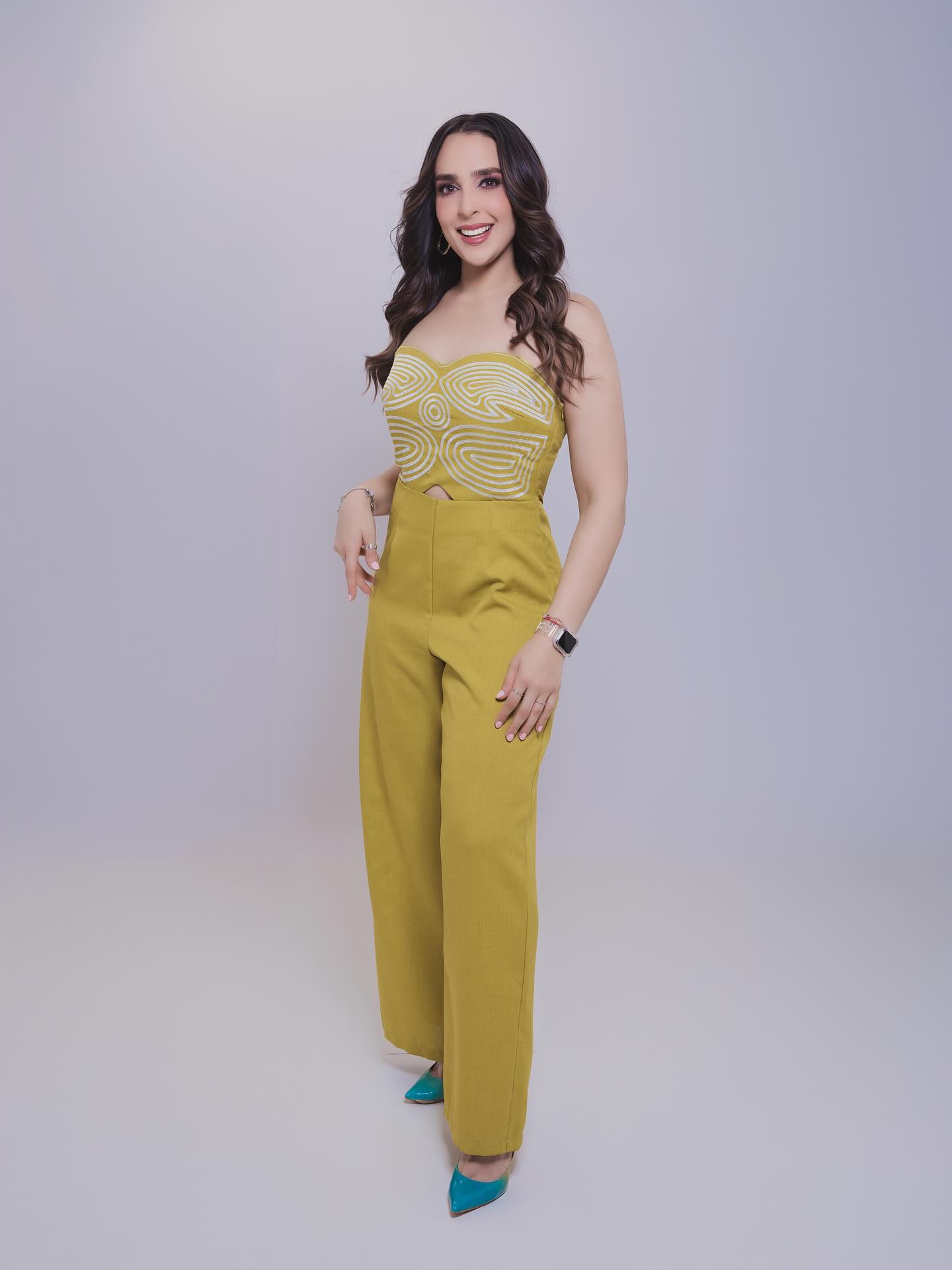 Paulina Ochoa conduciendo